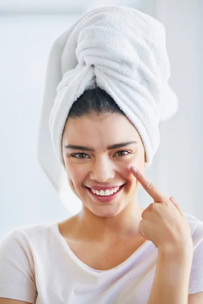 Portrait Beautiful Young Woman Applying Moisturizer Her Skin Bathroom Home — Stock Photo, Image