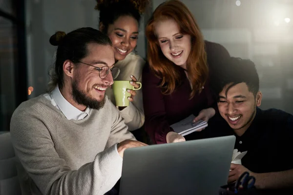 Νύχτα Ομαδική Εργασία Και Προσωπικό Laptop Χαμόγελο Και Ανθρώπους Νέο — Φωτογραφία Αρχείου