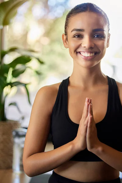 ヨガ黒人女性 蓮の肖像画と平和と笑顔 マインドフルネストレーニングやジムでの朝の運動 ハッピージェンZの女の子 開発のための禅のトレーニングと幸福 目標とウェルネスのための考え方 — ストック写真