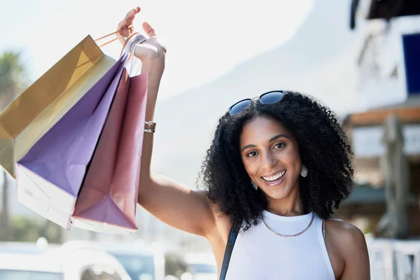 黑人妇女 肖像画或购物袋在城市街道 道路上的成功或放松城市的销售交易或商业折扣 快乐或时尚的零售顾客和礼品 促销礼品或服装 — 图库照片