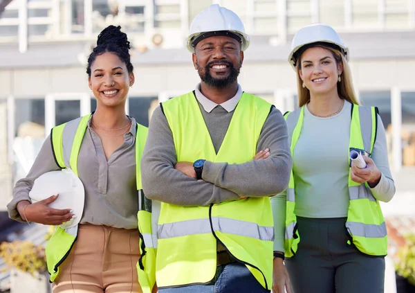 建筑师 领导和黑人男性建筑工人 团队微笑着与女性和多样性合影 建筑界人士 承建商及快乐工程师团体携手合作 — 图库照片