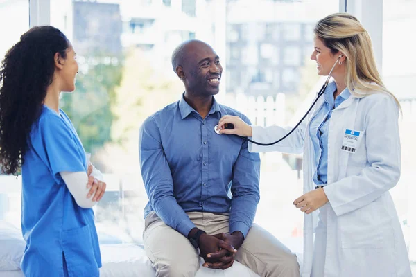 Arts Vrouw Patiënt Stethoscoop Overleg Het Ziekenhuis Voor Gezondheidszorg Ziektekostenverzekering — Stockfoto