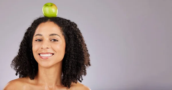 Manzana Fruta Verde Retrato Una Mujer Negra Sosteniendo Comida Bienestar — Foto de Stock