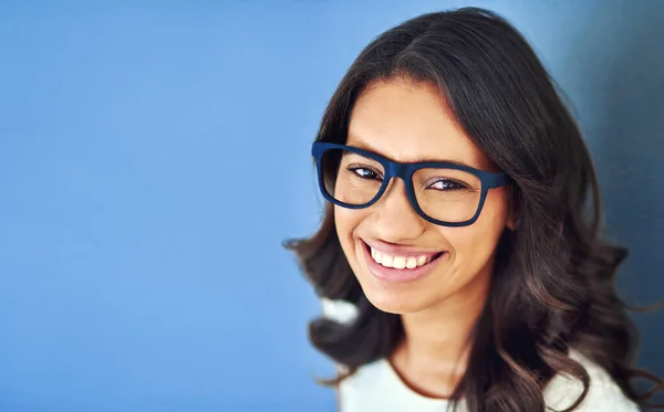 Этой Красавицы Мозги Студийный Портрет Уверенной Молодой Предпринимательницы Позирующей Синем — стоковое фото
