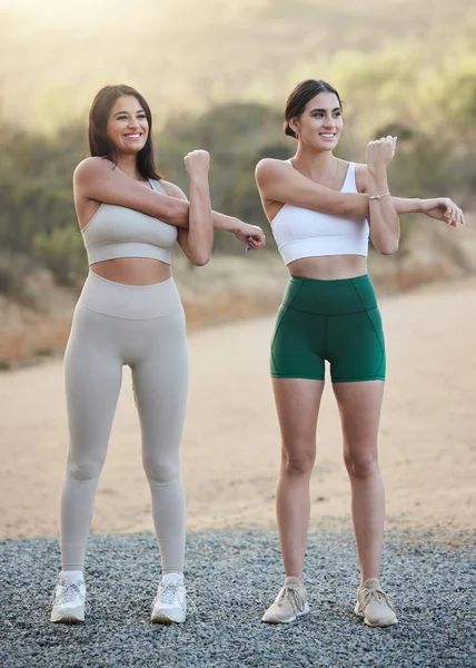 Fitness Kropp Och Kvinnor Eller Vänner Stretching Naturen Motion Träning — Stockfoto