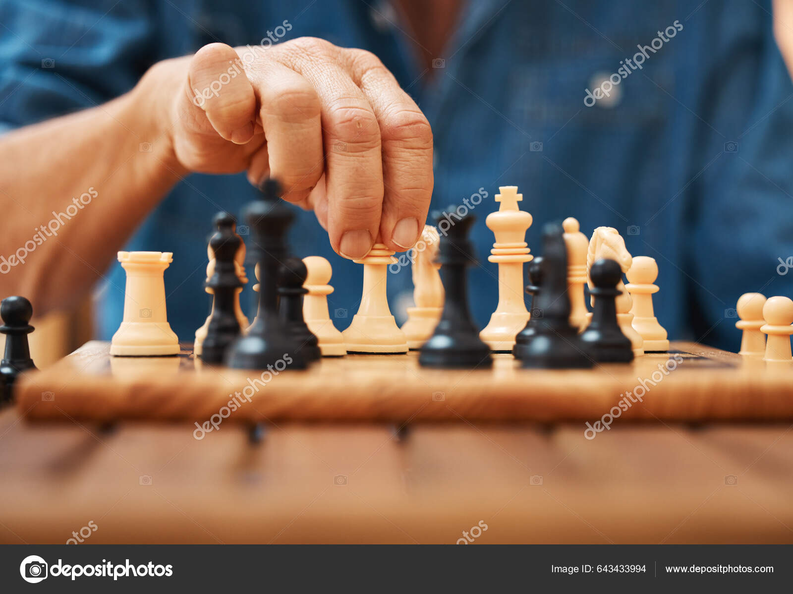 Xadrez de homem e mão para mover jogo ou competição com estratégia