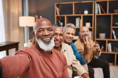Portre selfie, barış işareti ve evde arkadaşları olan siyahi bir adam birlikte eğleniyor ve kaynaşıyorlar. Vemoji, emeklilik yüzü ve sosyal medya için gülen ve fotoğraf çeken bir grup mutlu yaşlı adam..