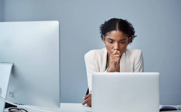 Tiro Uma Jovem Empresária Usando Laptop Olhando Ansioso Para Sua — Fotografia de Stock