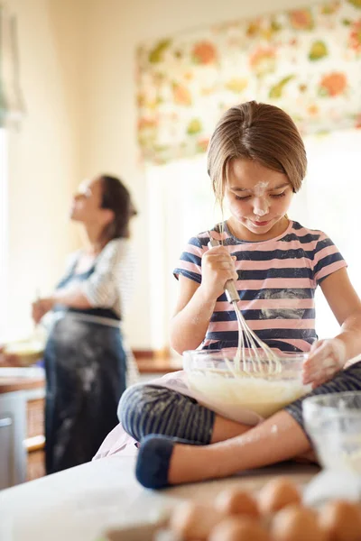 Girato Una Bambina Che Aiuta Sua Madre Cuocere Cucina — Foto Stock