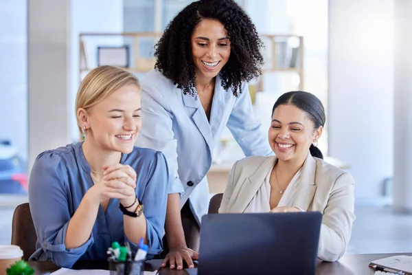 Kadınları Dizüstü Bilgisayarlar Ofis Masasında Dijital Pazarlama Strateji Program Planlama — Stok fotoğraf