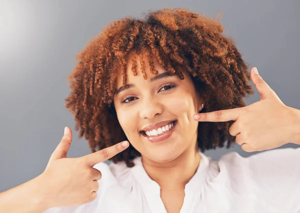 Retrato Dentes Mulher Negra Apontando Animado Higiene Dental Contra Fundo — Fotografia de Stock