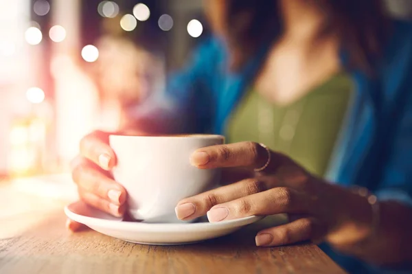 カフェでコーヒーを飲みながら認識できない女性のクローズ アップ ショット — ストック写真