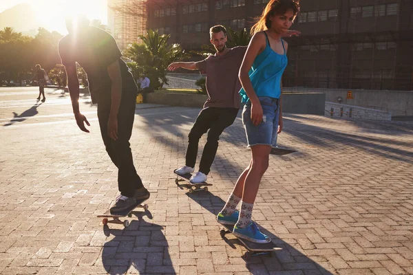 あらゆる瞬間をお楽しみください 市内でスケートをしている人たちが — ストック写真