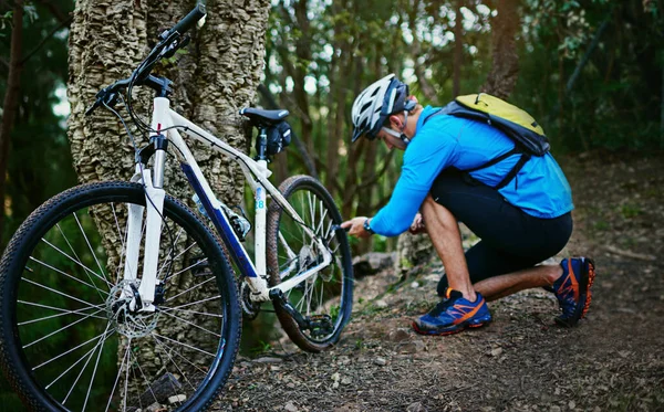 Ήρθε Προετοιμασμένος Ένας Ποδηλάτης Φουσκώνει Ελαστικά Του Ποδηλάτου Του Βουνού — Φωτογραφία Αρχείου