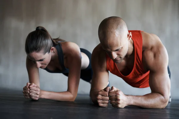 Aufnahme Eines Mannes Und Einer Frau Bei Brettübungen Fitnessstudio — Stockfoto