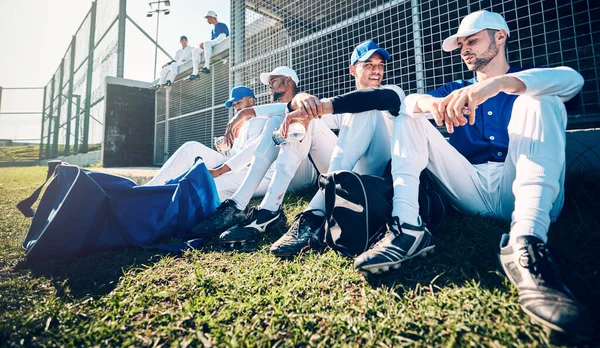 Equipe Beisebol Sentado Grama Para Treinamento Relaxar Conversar Com Homens — Fotografia de Stock