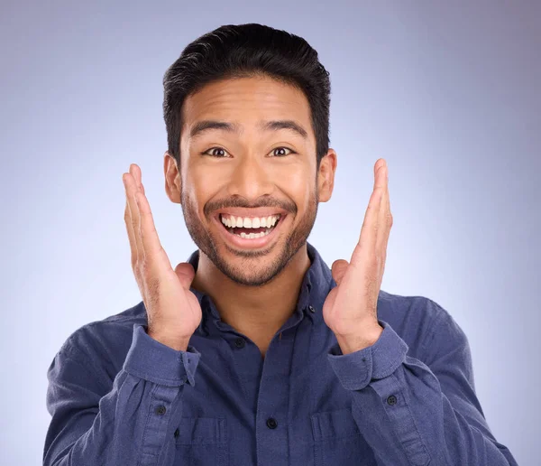 Retrato Wow Hombre Asiático Con Sonrisa Sorpresa Emocionado Con Chico — Foto de Stock
