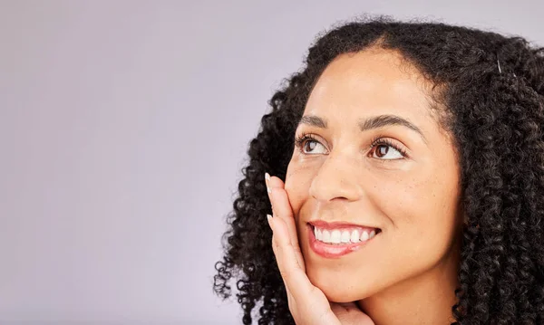 スタジオでの肌の輝きと皮膚科の黒人女性 サロンの美しさとモックアップ 顔と健康の治療から幸せアフロ感を持つ若いモデルの顔 幸福と化粧品 — ストック写真