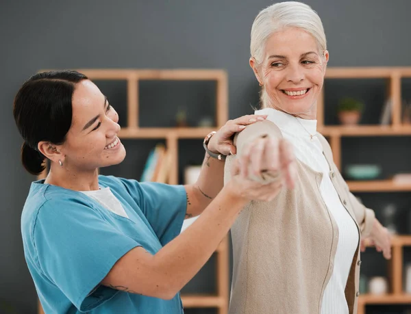 Ondersteuning Senior Vrouw Met Een Arts Voor Fysiotherapie Revalidatie Gezondheidszorg — Stockfoto
