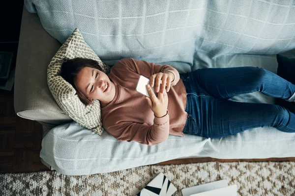 Fotografía Una Mujer Joven Usando Teléfono Inteligente Mientras Relaja Casa — Foto de Stock