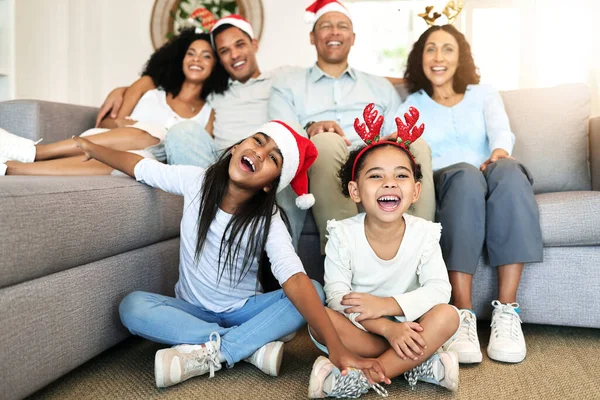 Boże Narodzenie Uśmiech Portret Dużej Rodziny Kanapie Salonie Nawiązywanie Więzi — Zdjęcie stockowe
