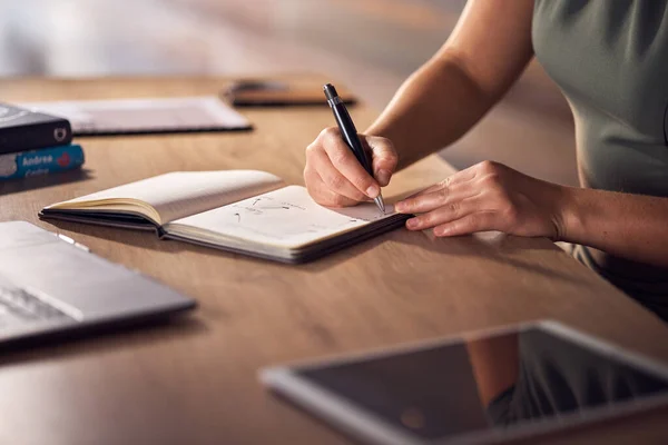 Bizneswoman Ręce Lub Notebook Pisania Biurze Nocnym Planowania Firmy Harmonogram — Zdjęcie stockowe