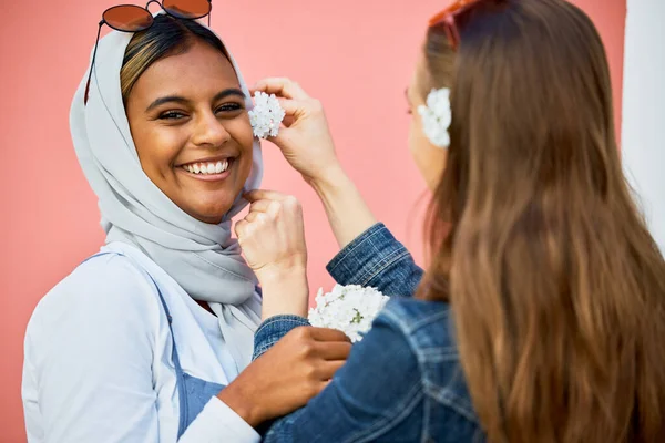 穆斯林和朋友的肖像 装饰着花朵 在城市里欢度春天或联姻 年轻的学生 Genz女孩和Islam带着微笑 快乐和时尚的城市冒险来寻求支持 — 图库照片