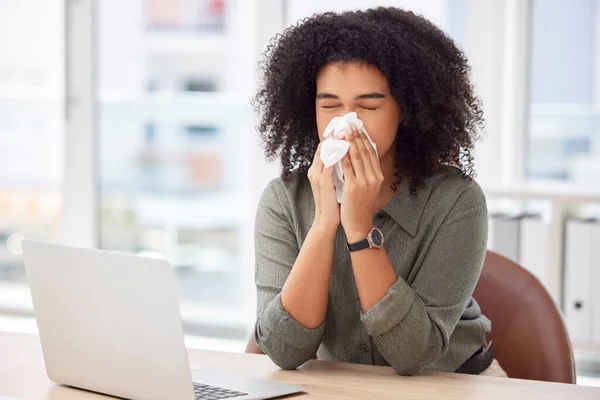 아프고 랩탑에 여성은 바이러스 알레르기 증상을 호소하고 있습니다 재채기를 책상에서 — 스톡 사진