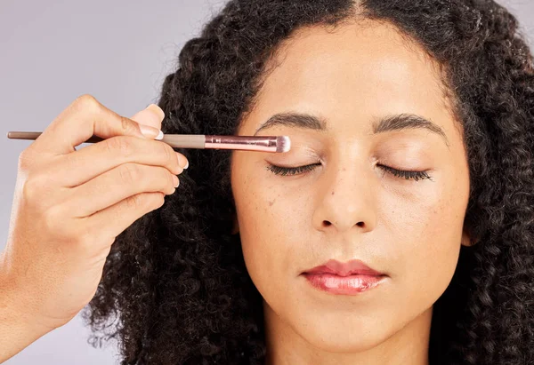 Cara Maquillaje Mujer Negra Con Pincel Sombra Ojos Estudio Aislado —  Fotos de Stock