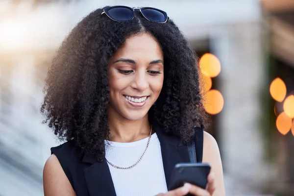 Jonge Zwarte Vrouw Telefoon Sms Stad Met Glimlach Online Date — Stockfoto