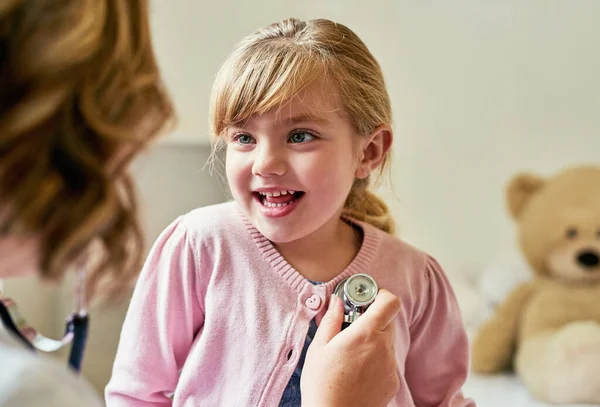 Aufnahme Eines Arztes Der Ein Kleines Mädchen Mit Einem Stethoskop — Stockfoto