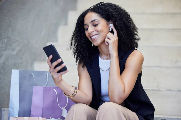 Şehir Alışveriş Telefonlu Siyahi Kadın Uygulama Müzik Internet Araması Mutlu — Stok fotoğraf