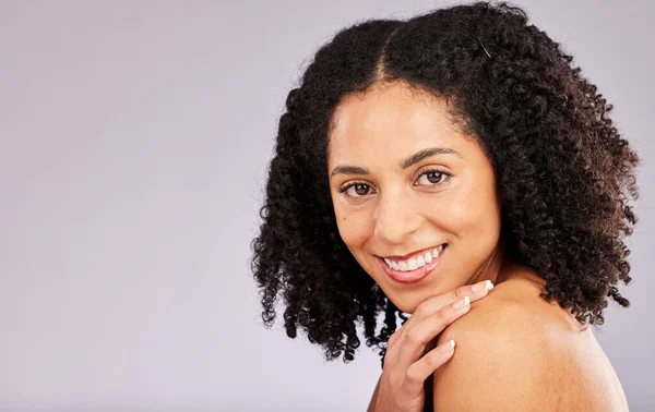 Czarna Kobieta Pielęgnacja Włosów Szczęśliwy Portret Blaskiem Skóry Dermatologii Studio — Zdjęcie stockowe