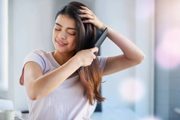 Постріл Красивої Молодої Жінки Чистить Волосся Ванній Вдома — стокове фото