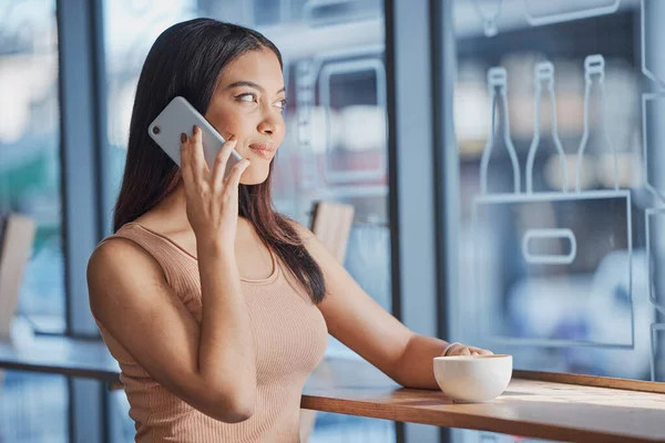 Cafe Telefoongesprek Vrouw Met Verbinding Ontspanning Gesprek Pauze Rust Wellness — Stockfoto