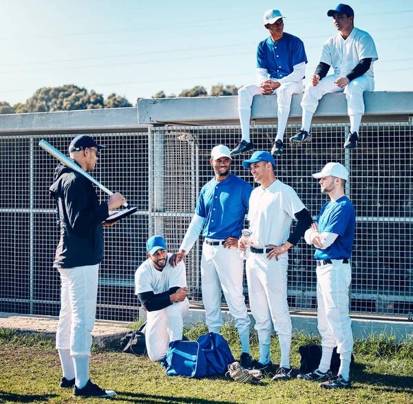 トレーニング ディスカッションのためのフィールド上の男性とのコーチ スポーツや野球 人々のグループとのリスニングと競争 ピッチとコミュニティのための練習 — ストック写真