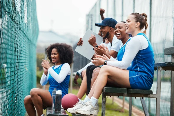 Tribunal Netball Treinador Feliz Com Mulheres Stand Assistindo Jogo Jogo — Fotografia de Stock