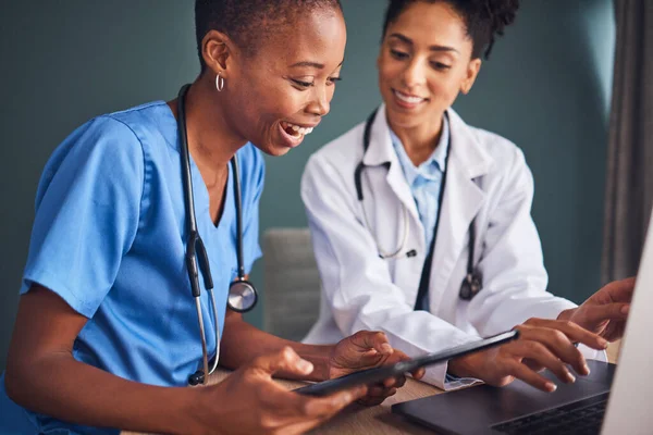 Tablet Pessoas Negras Médicos Que Planejam Cirurgia Conversa Sobre Notícias — Fotografia de Stock