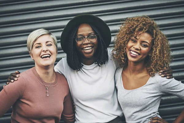 Opname Van Een Diverse Groep Vrouwelijke Vrienden Die Elkaar Buiten — Stockfoto