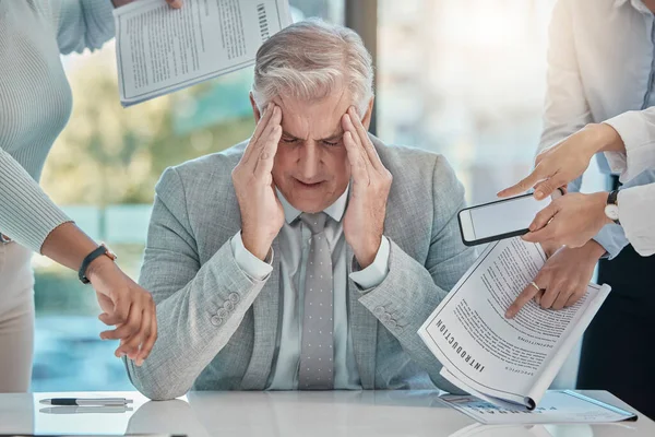 Caos Estrés Hombre Negocios Senior Con Dolor Cabeza Por Multitarea —  Fotos de Stock