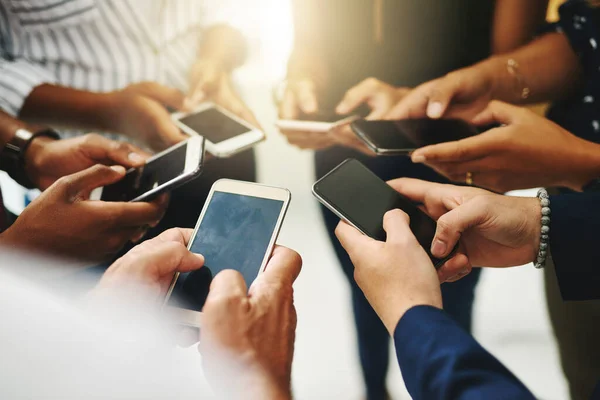 Nahaufnahme Einer Gruppe Unkenntlich Gemachter Geschäftsleute Die Synchron Ihre Mobiltelefone — Stockfoto