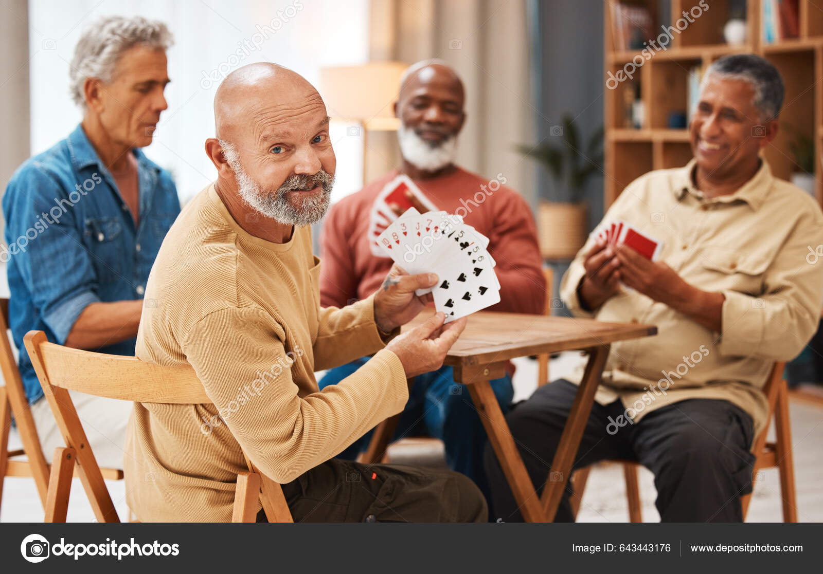 Amigos Homens Felizes Jogando Cartas Em Casa à Noite Foto de Stock