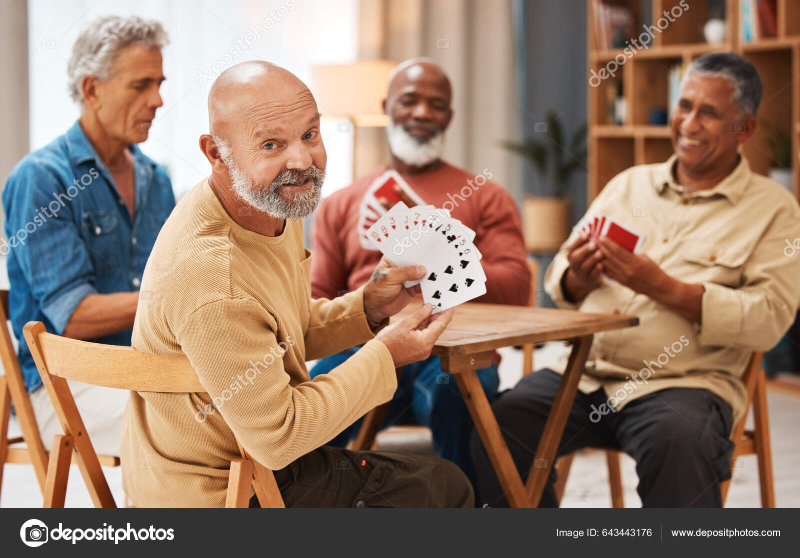 Amigos de xadrez e jogos de tabuleiro na mesa de madeira pensando em  movimento estratégico ou tático em casa grupo sênior de homens jogando e  segurando ou movendo a peça branca para