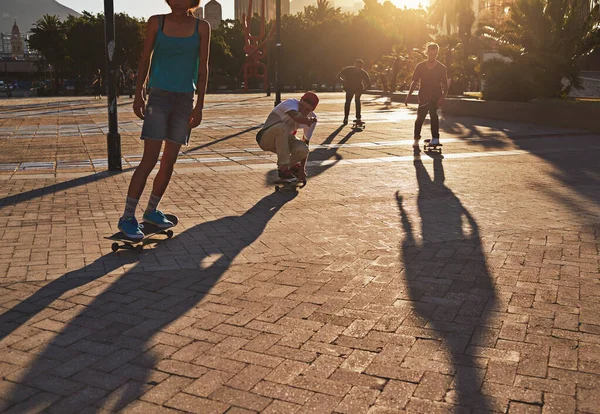 Miért Sétálnál Tudsz Korcsolyázni Korcsolyázók Egy Csoportja Városban — Stock Fotó