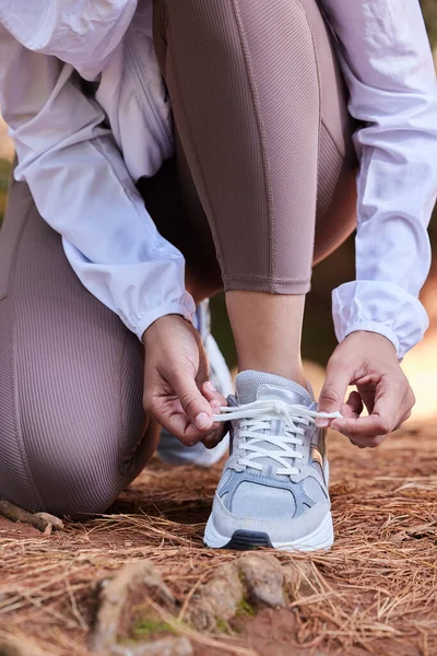 달리기 운동을 시작하기 위하여 신발을 묶거나 운동을 하거나 신발을 운동을 — 스톡 사진