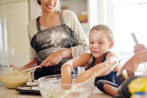 Girato Due Bambine Che Cuociono Con Madre Cucina — Foto Stock
