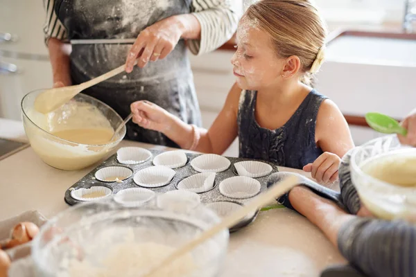 Ujęcie Dwóch Małych Dziewczynek Piekących Matką Kuchni — Zdjęcie stockowe