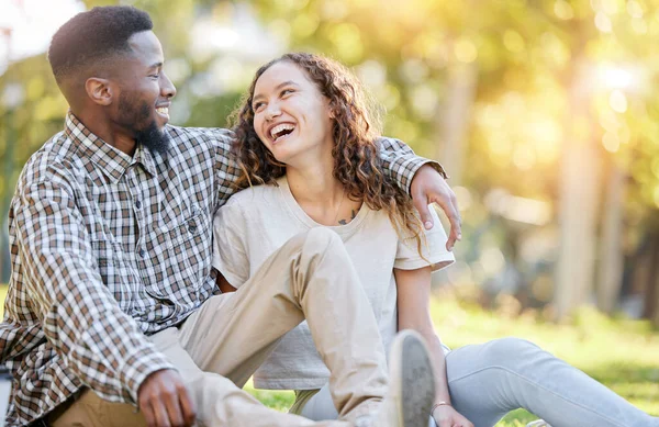 オーストラリアでのデート 品質の時間と絆のために公園で幸せ リラックスして異人種間のカップル 愛と黒の男と自然界の女性は 一緒に笑いとの関係で話す — ストック写真