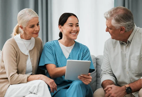 Enfermera Asiática Hombre Mujer Senior Con Tableta Para Consulta Atención —  Fotos de Stock