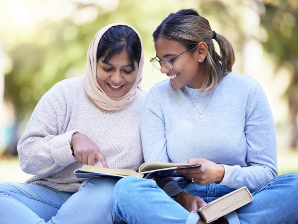 Tanulmány Barátok Park Olvasás Szabadtéri Női Diákok Egyetemi Tankönyv Könyvek — Stock Fotó